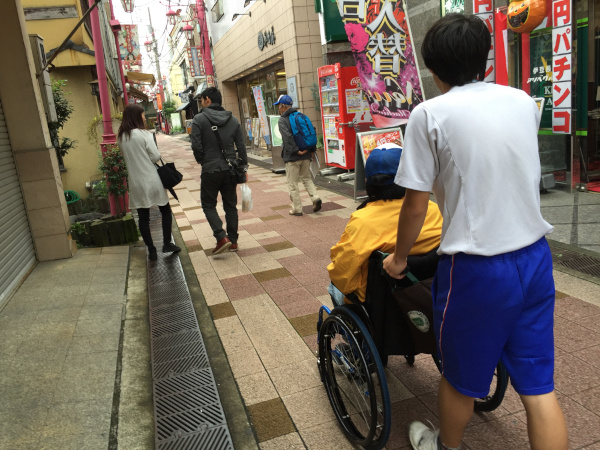 車椅子で街歩き調査の画像